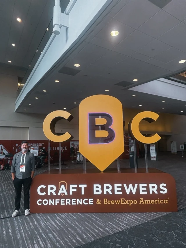 Estamos na Craft Brewers Conference 2025!📍🇺🇸  Uma novidade muito massa para não ter um espaço aqui no feed: nosso CEO está participando do maior encontro da indústria cervejeira: a Craft Brewers Conference & BrewExpo America, em Indianápolis.  Este evento reúne milhares de profissionais do setor para trocas e aprendizados em seminários e uma grande feira de expositores. Com certeza vamos ampliar conhecimentos e trazer ainda mais evolução para a Heilige com essa experiência 🍺✨